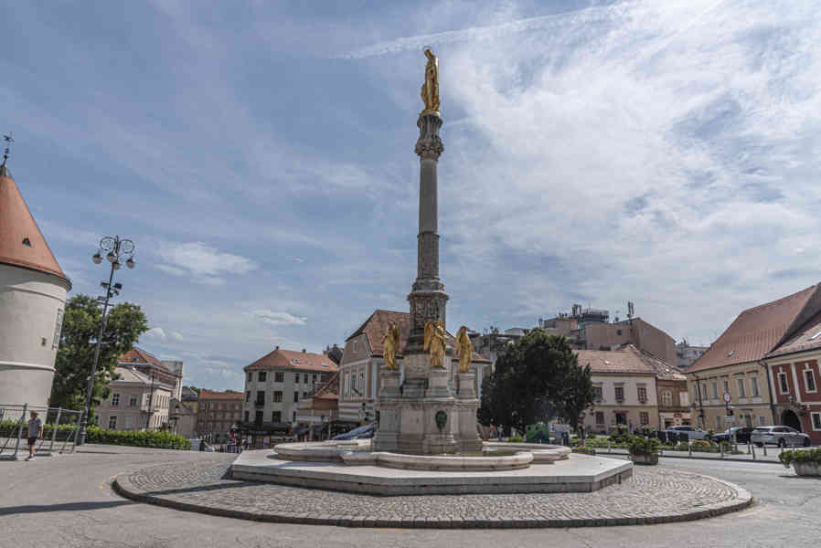 Croacia - Zagreb 13 - monumento de la Asunción de la Virgen Maria.jpg